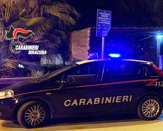 Francofonte, vaga per il centro ubriaco e aggredisce i Carabinieri: arrestato