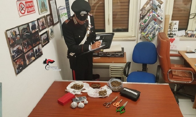 Noto, trovati in possesso di 300 grammi tra hashish e marijuana: 2 arresti