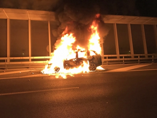 Sul posto i vigili del fuoco per domare le fiamme. La Polizia di Stato indaga