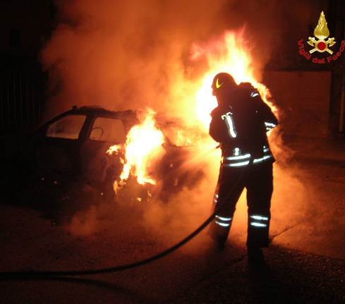 Avola, a fuoco auto Ford Fiesta di proprietà di un uomo