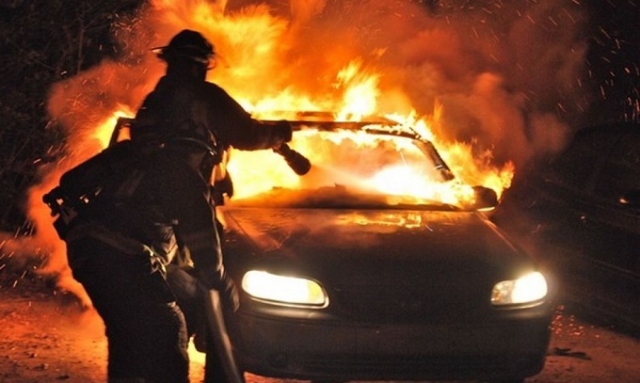 Siracusa, 2 incendi d'auto: in via Tevere e in via Italia 103