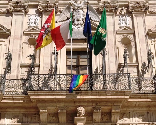Siracusa, bandiera arcobaleno al Vermexio: Fratelli d'Italia chiede la rimozione