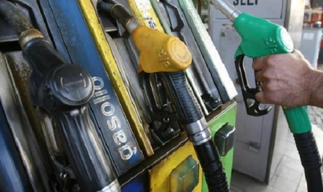 Sale il prezzo della benzina in autostrada, fino a 2 euro al litro