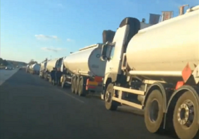 Siracusa, blocchi alle portinerie Isab-Lukoil: autobotti in fila