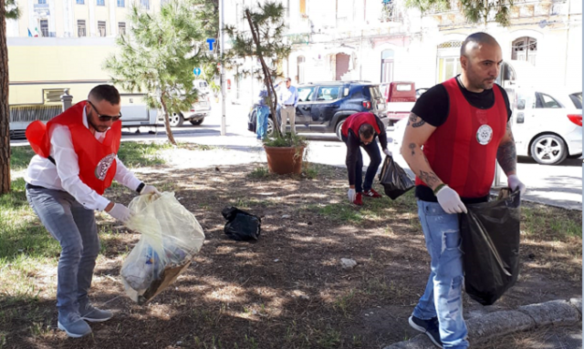 Siracusa, i militanti di CasaPound ripuliscono il parco di piazza Euripide