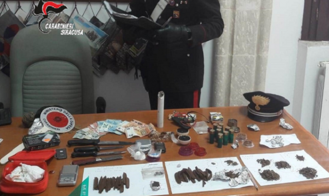 Siracusa, scoperta centrale dello spaccio in Ortigia dotata di videosorveglianza: arrestato un 21enne