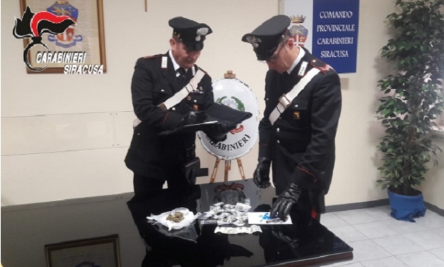 Siracusa, un arresto per spaccio in via Italia 103: recuperate cocaina e marijuana nascoste in un pozzetto della rete elettrica