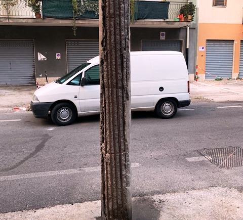Siracusa, pali in cemento armato all'abbandono: chiesta la rimozione