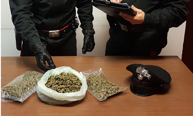 Augusta, cammina per le vie del centro con nello zainetto mezzo chilo di marijuana: arrestato