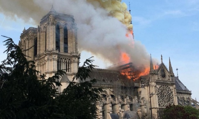 Parigi, un violento incendio divora Notre Dame: crolla il tetto