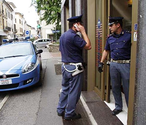 Noto, negato conto corrente: cliente aggredisce direttore