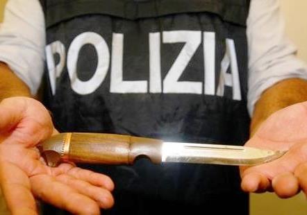 Noto, caminante a bordo di una Mercedes in possesso di coltello: denunciato