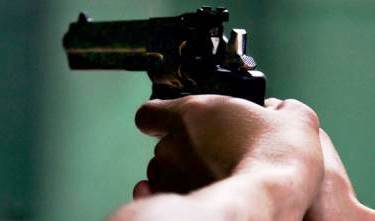 Siracusa, punta una pistola contro un giovane per rubare denaro