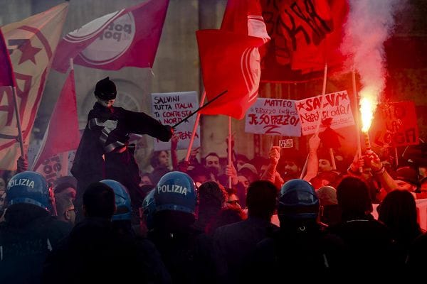 Napoli, arriva Salvini: scontri tra manifestanti e Polizia