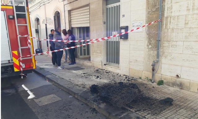 Siracusa, incendio in un garage di via Bacchilide: trovato all'interno un uomo morto
