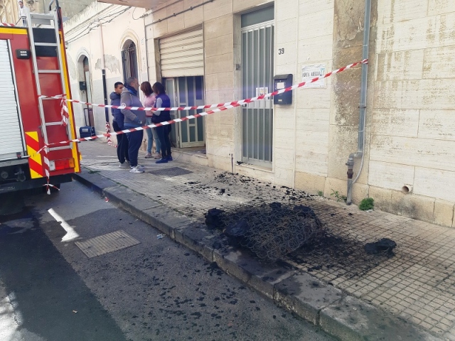 Siracusa, incendio in un garage di via Bacchilide: trovato all'interno un uomo morto