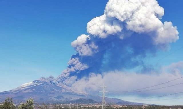 Catania, l'Etna torna ad eruttare