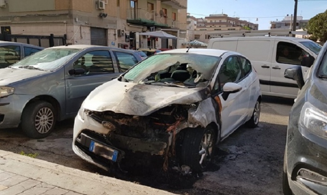 Siracusa, a fuoco l'auto del cronista Gaetano Scariolo. Assostampa: "Nessuna intimidazione potrà mai fermare il lavoro giornalistico"