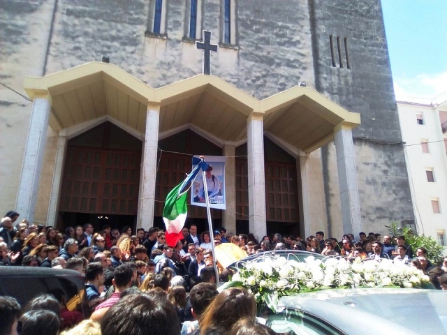 Siracusa, l'ultimo addio a Simone Geracitano, una vita spezzata troppo presto: i funerali al Sacro Cuore. VIDEO