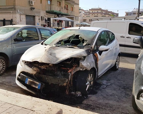 Siracusa, a fuoco l'auto del cronista Gaetano Scariolo: la solidarietà di una città che reagisce