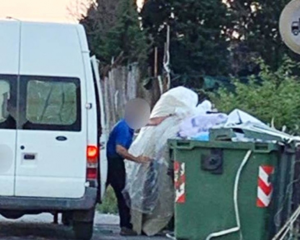 Siracusa, sorpreso cittadino a conferire rifiuti ingombranti in un cassonetto