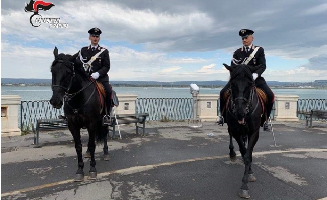 Siracusa, pattuglia di carabinieri a cavallo al Teatro Greco e in Ortigia