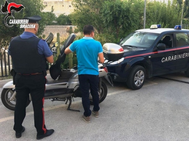 Siracusa, tentato di sfuggire ad un posto di blocco con uno scooter rubato: fermati e arrestati
