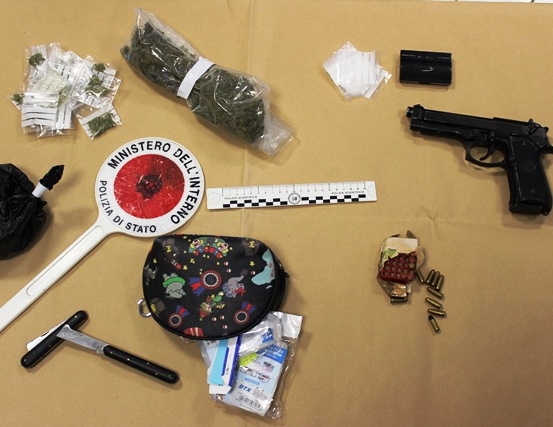 Augusta, nascondeva in casa droga, cartucce e una pistola giocattolo modificata: arrestato