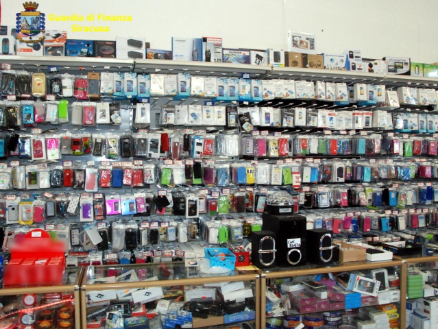 Augusta, sequestrati 500mila prodotti contraffatti e non sicuri per i consumatori: tra questi anche giocattoli