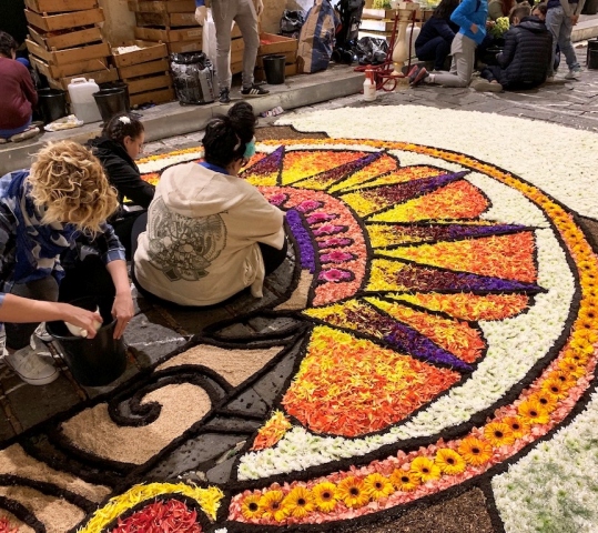 Noto, tutto pronto in via Nicolaci: via all'Infiorata