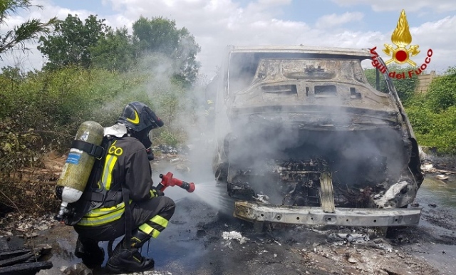 Siracusa, furgone a fuoco in via Traversa Palma: sul posto i Vigili del fuoco
