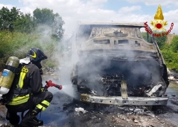 Siracusa, risulta rubato il furgone dato ieri alla fiamme in via Palma