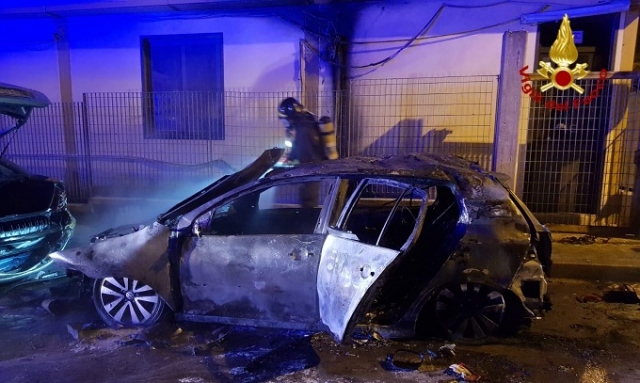 Priolo, doppia esplosione causa l'incendio e la distruzione di un'auto in via Bellini