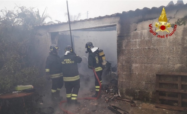 Noto e Pachino, a fuoco il casotto di una villetta e una casa disabitata