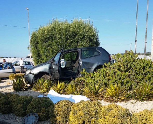 Siracusa, anziano finisce con l'auto sulla rotonda di Strada Badia e muore