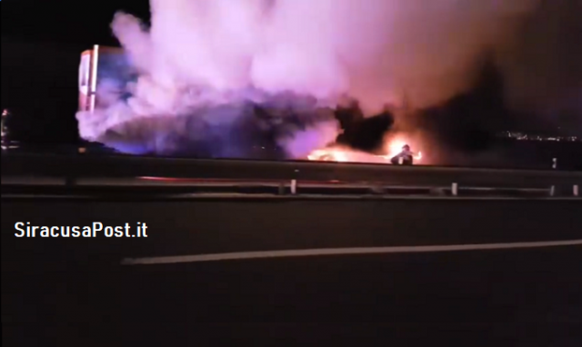Siracusa-Catania, rimorchio carico di frutta in fiamme