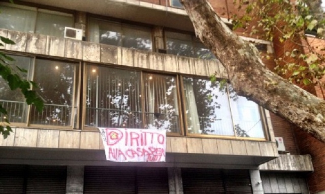 Roma, stabile occupato: elemosiniere del Papa fa riattivare la corrente