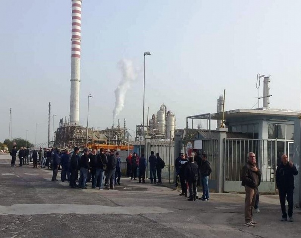 Siracusa, la Prefettura tira un freno alle manifestazione nella zona industriale: stop ai blocchi in portineria