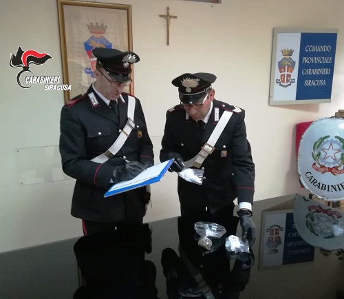Siracusa, vagava per il viale Tunisi in possesso di droga: arrestato