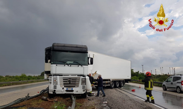 Un tir finisce di trverso sulla Siracusa-Cassibile, gasolio sulla carreggiata