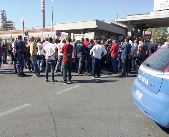 Siracusa, zona industriale: secondo giorno di blocco portineria e ingresso autobotti alla Isab Sud