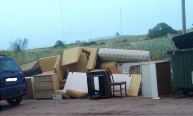 Siracusa, montagna di vecchi mobili ed elettrodomestici vicino ai cassonetti in via Santi Amato: quando l'inciviltà deborda