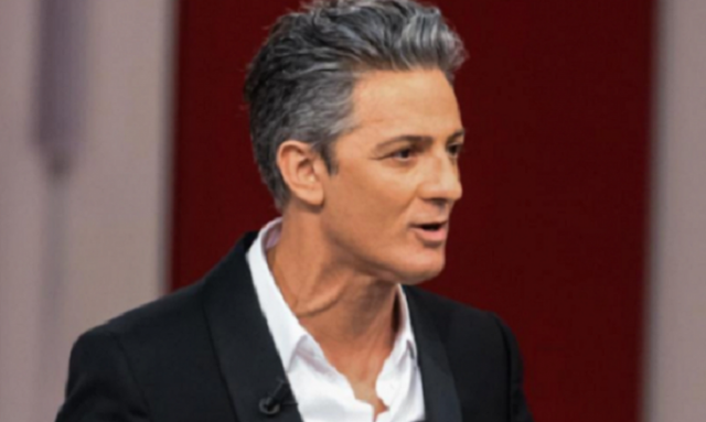 Costola incrinata per Fiorello, cade con la bici per una buca sulla strada