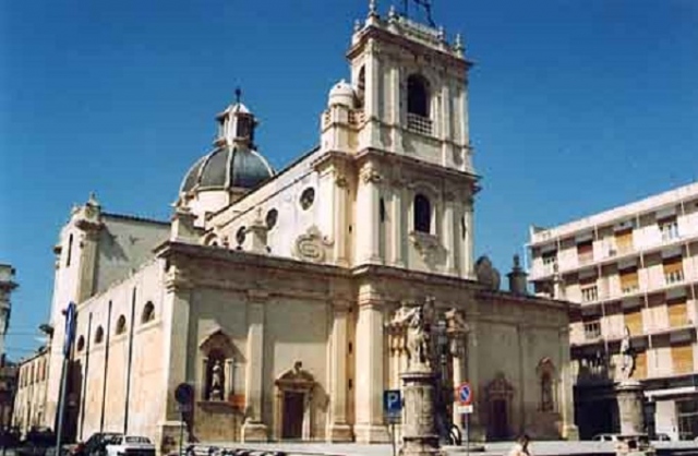 Avola, per rubare nella sagrestia della Chiesa madre aggredisce il parroco