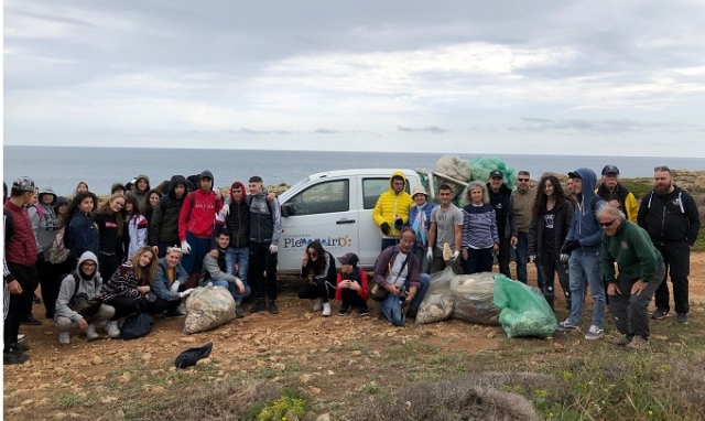Siracusa, giornata ecologica alla Pillirina: raccolti trenta sacchi di rifiuti