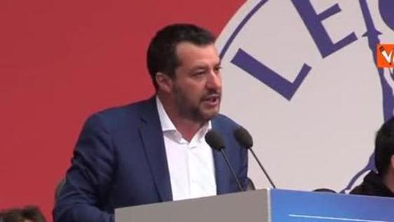 idotm_salvini_bacia_il_rosario_limmacolato_cuore_di_maria_ci_portera_alla_vittoria_656_ori_crop_master__0x0_512x384