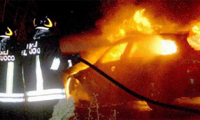 Siracusa, incendio di auto in via Misterbianco: indaga la Polizia