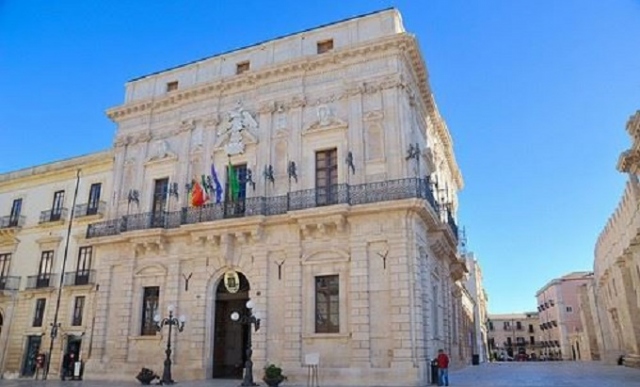 Siracusa, restaurato da artigiani diversamente abili lo stemma della città