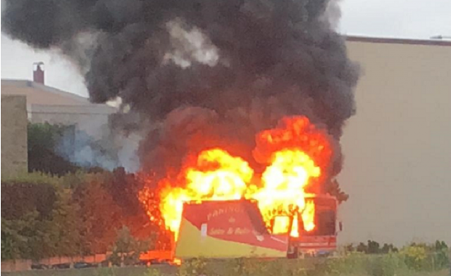 Avola, incendio ed esplosione in una paninoteca ambulante: feriti un pompiere e il proprietario. IL VIDEO