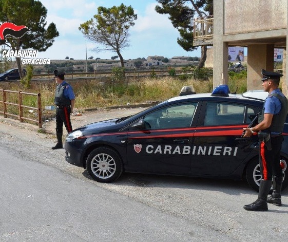 Priolo Gargallo, danneggia portone d'ingresso e auto dell'ex e della nuova compagna: arrestata